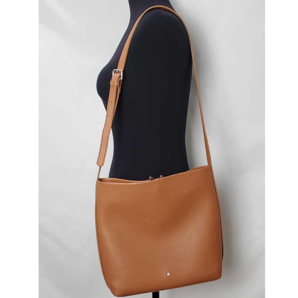 Cross body bucket bag